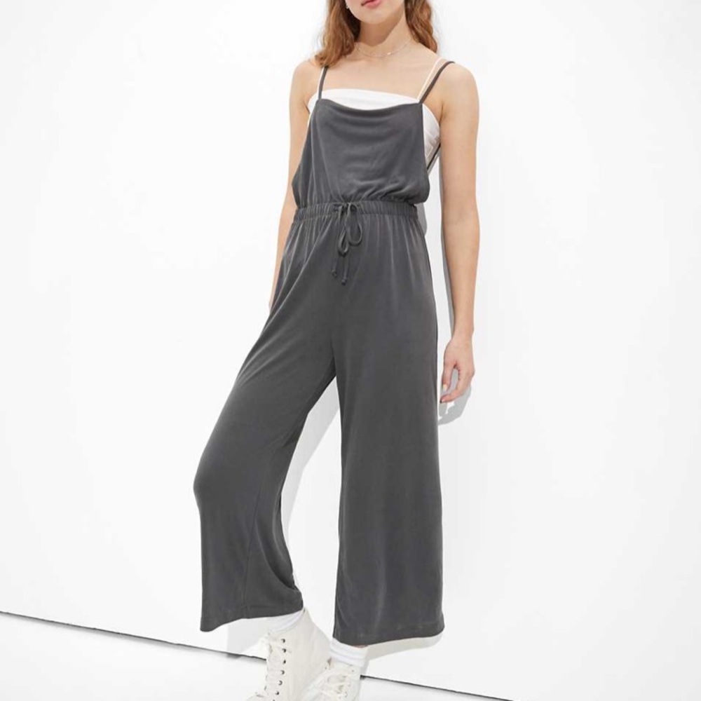 American eagle dark grey jumper. Ties @ back w/elastic waist adjustable straps